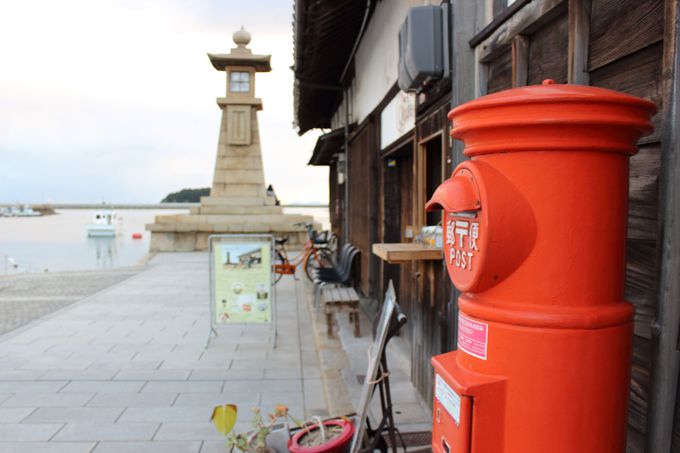 鞆の浦「常夜燈」を見守る癒しのカフェと幸せポスト（福山市）