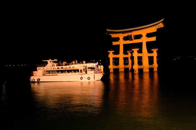 闇夜に浮かぶ大鳥居！厳島神社を船で参拝するナイトクルージング