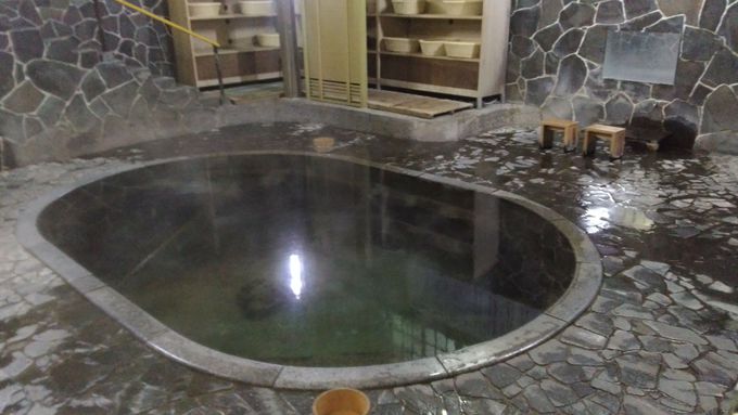 立ったまま入る自噴温泉の湯！岩手・鉛温泉「藤三旅館」