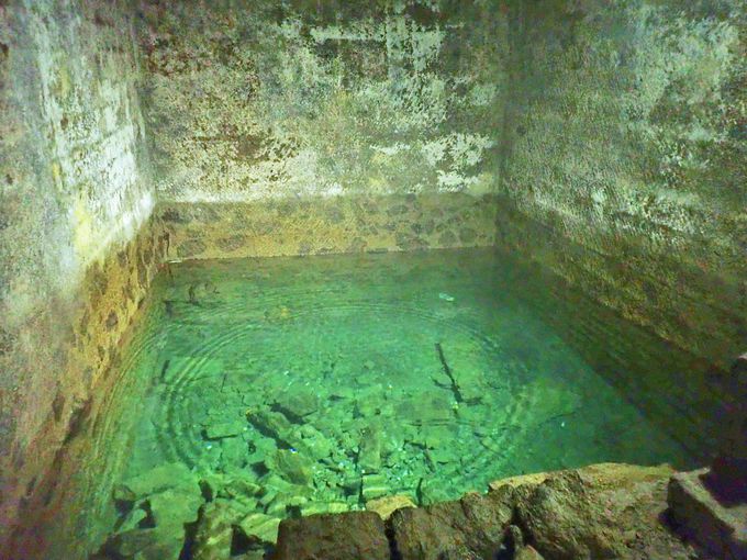 青い水が輝く静かな石切場。静岡県・松崎の室岩洞