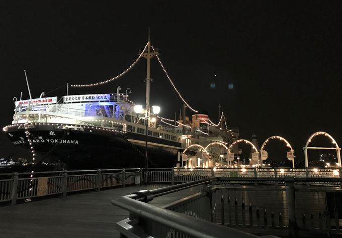 横浜港のシンボル「氷川丸」で船旅気分を味わい、ベイブリッジを臨む