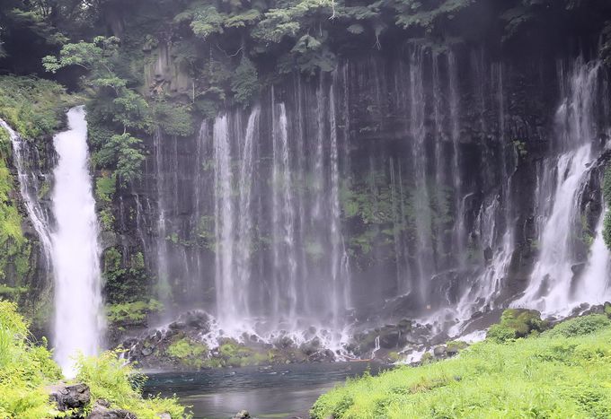絹糸を引く様な景観！優しく流れる富士宮「白糸の滝」