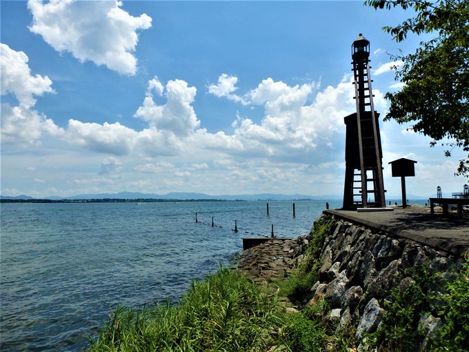 琵琶湖で唯一！珍しい木造灯台が湖面を照らす滋賀「出島灯台」