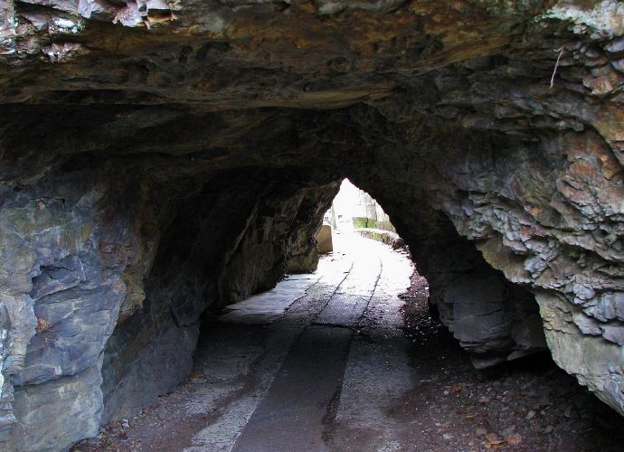 バス停の洞窟から日本一の洞門まで「四国最南端の海食洞群」