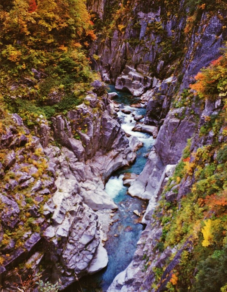“断崖と滝と紅葉”日本最大の渓谷・富山「黒部峡谷下ノ廊下」